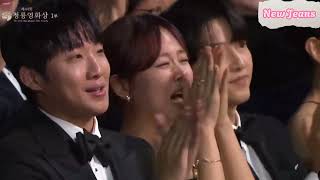 Seniors' reactions when watching New Jeans perform at The 44rd Blue Dragon film Awards