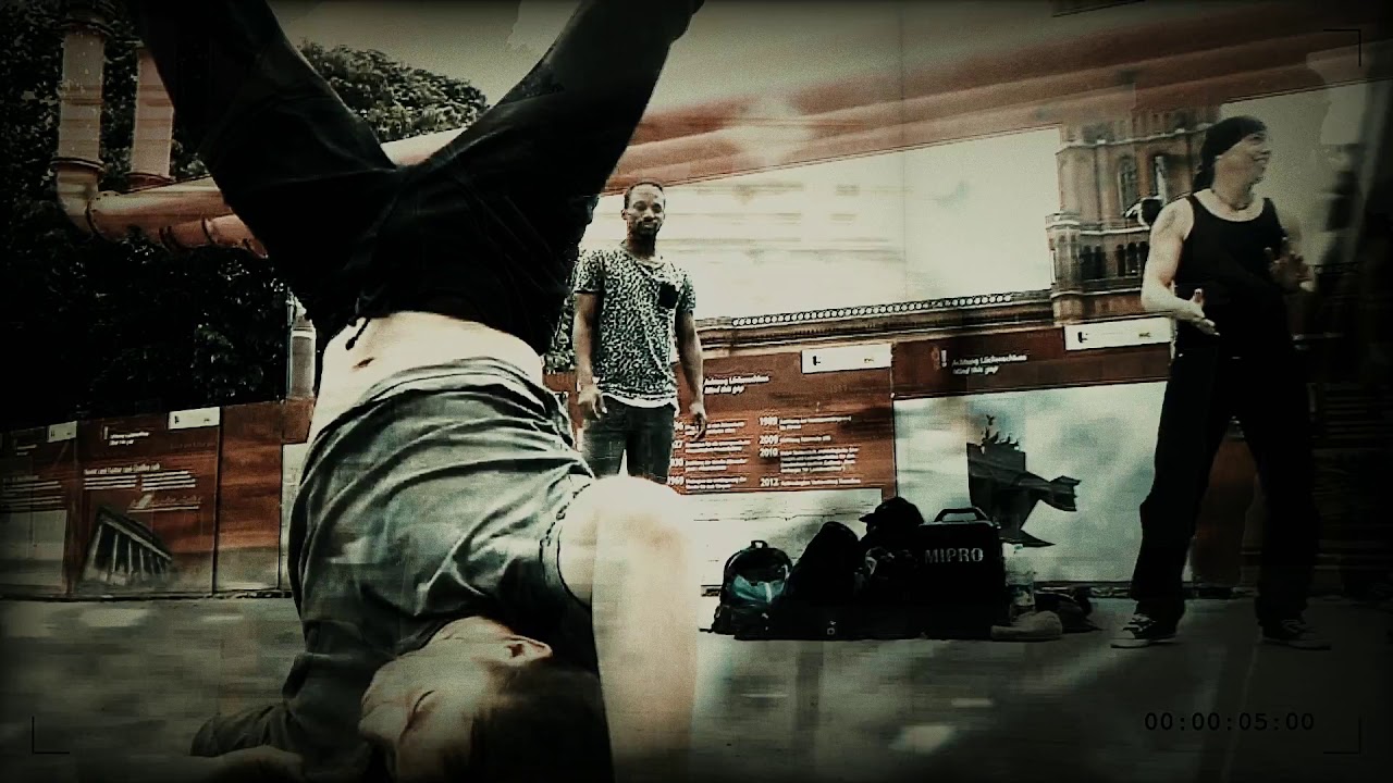 *Dancing Warriors* - Berlin Breakdance am roten Rathaus.