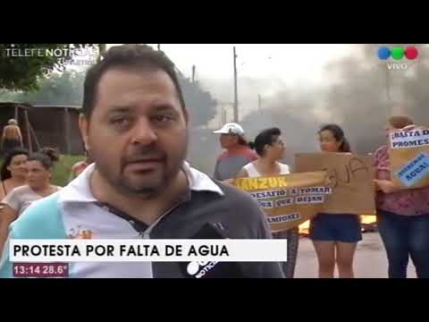 Vecinos cortan la calle en protesta por falta de agua - YouTube