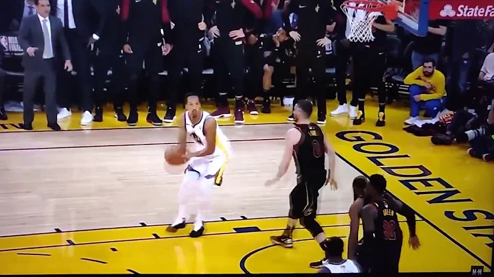 Stephen Curry no look pass to Shawn Livingston. NBA finals 2018 Game 1:  GSW vs Cavs