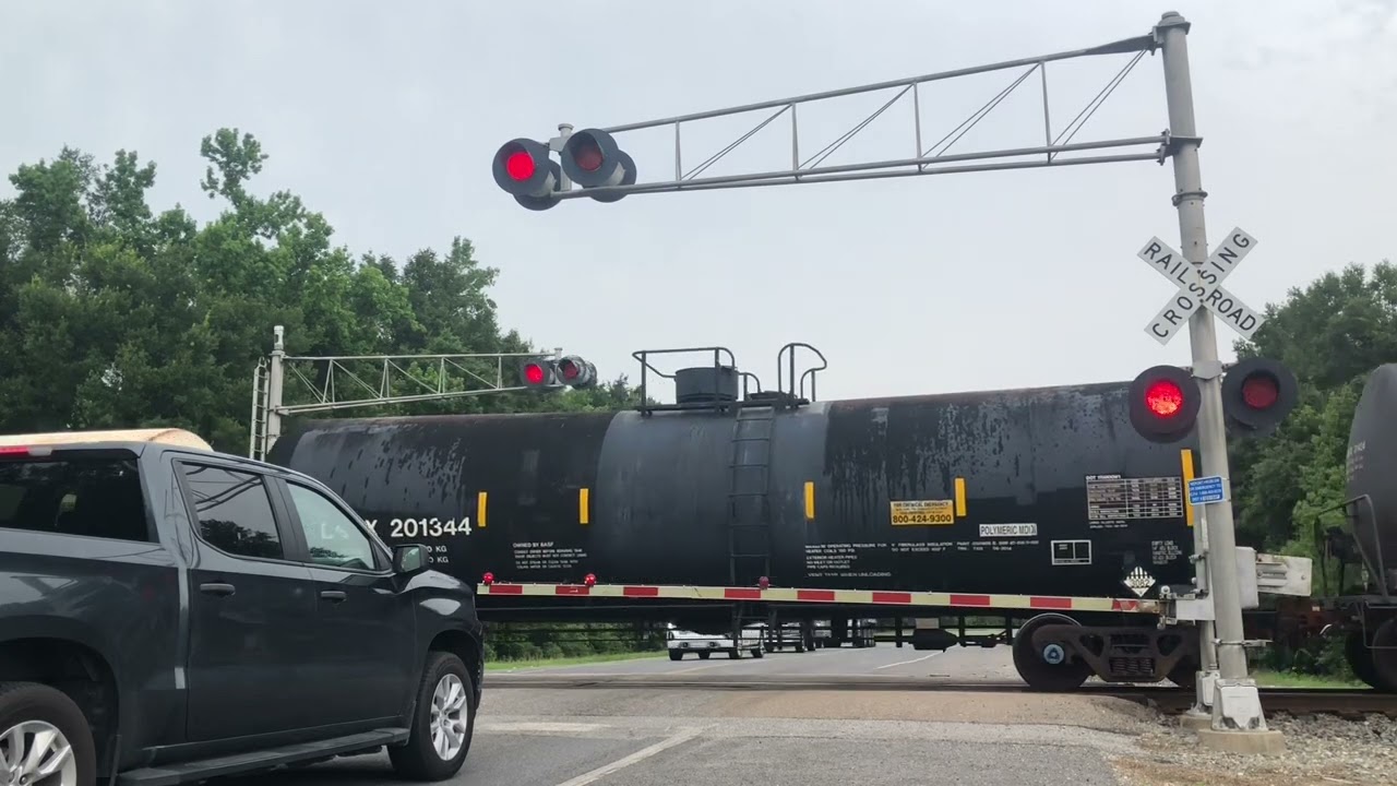 CN L516 passes through Garyville, LA