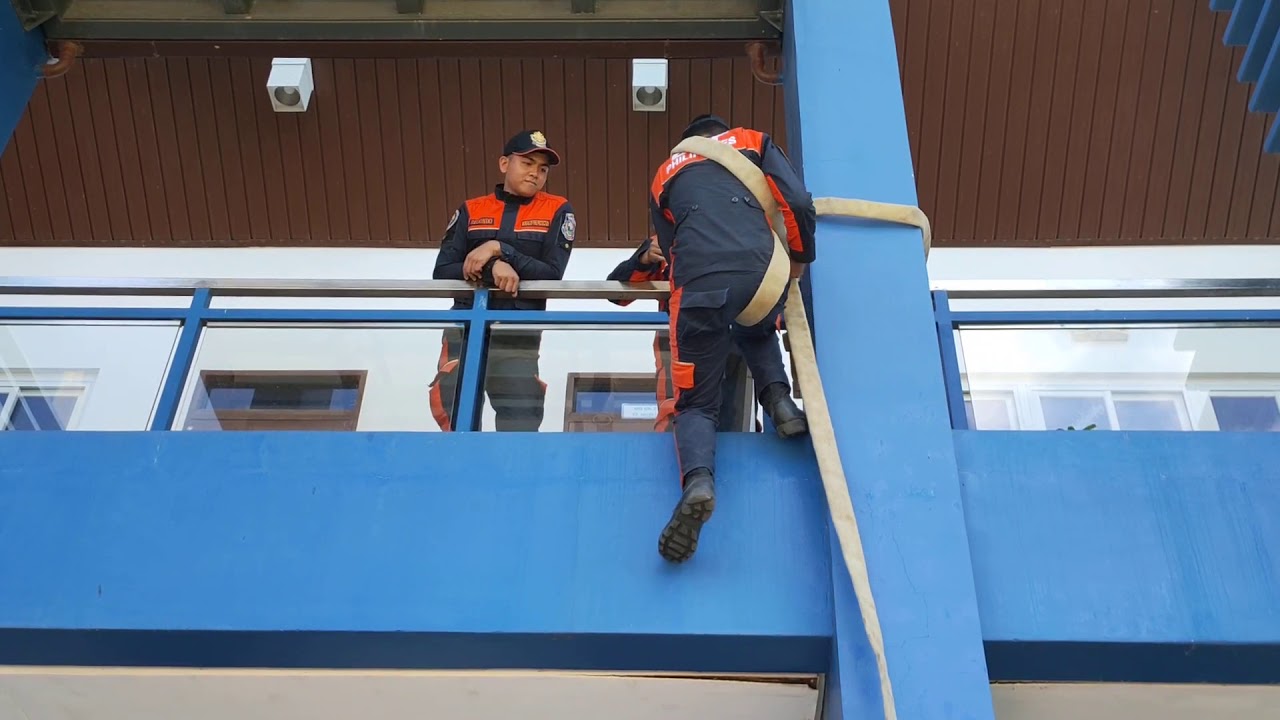 BODY RAPPEL USING 1.5