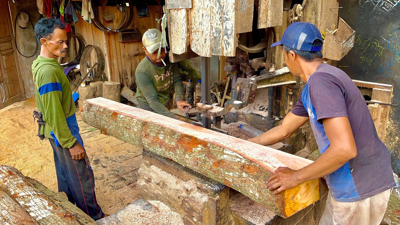 TAKE A LOOK!! This Operator’s Great Way When Sawing Mahogany Wood Processed Door Board Material