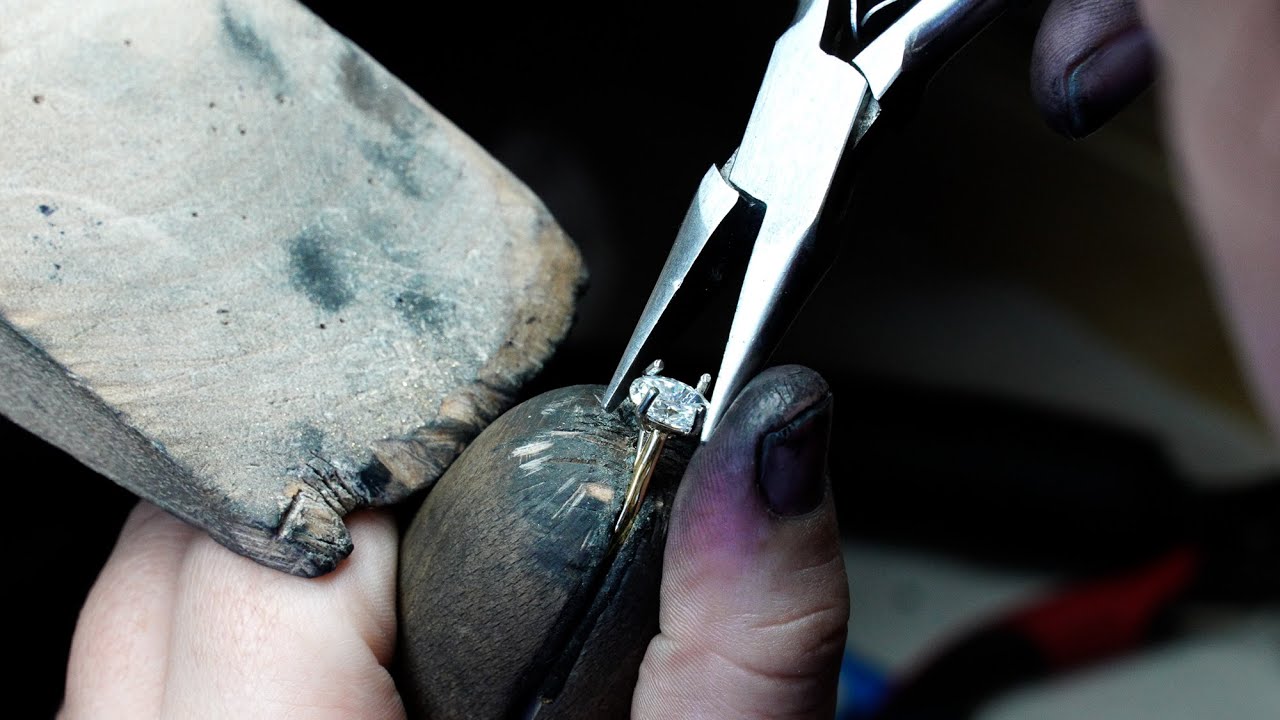 Stunning Handmade Oval Solitare | Robert Cliff Master Jewellers | 4K