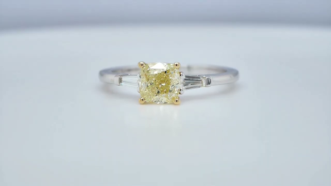 Lasciatevi Ispirare - Nuova Collezione Di Gioielli Con Diamanti 2025 39 - Orogem Jewelers 1.01 Ct Cushion Cut Yellow Diamond Ring With Tapered Side Stones – Gia Si1 - Orogem Jewelers