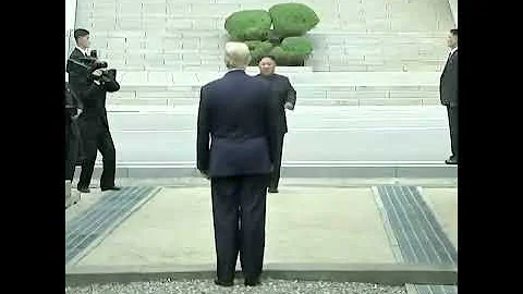 美国总统特朗普刚刚跨过韩朝之间非军事区分界线，成为第一位踏上朝鲜领土的美国在任总统。 - 天天要闻