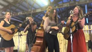 Della Mae - Walkin' in the Sun chords