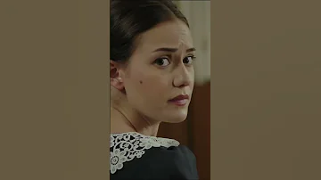 عندما رأى أصدقاءه بدأ في اللعب المزيف طائر النمنمة Shorts 