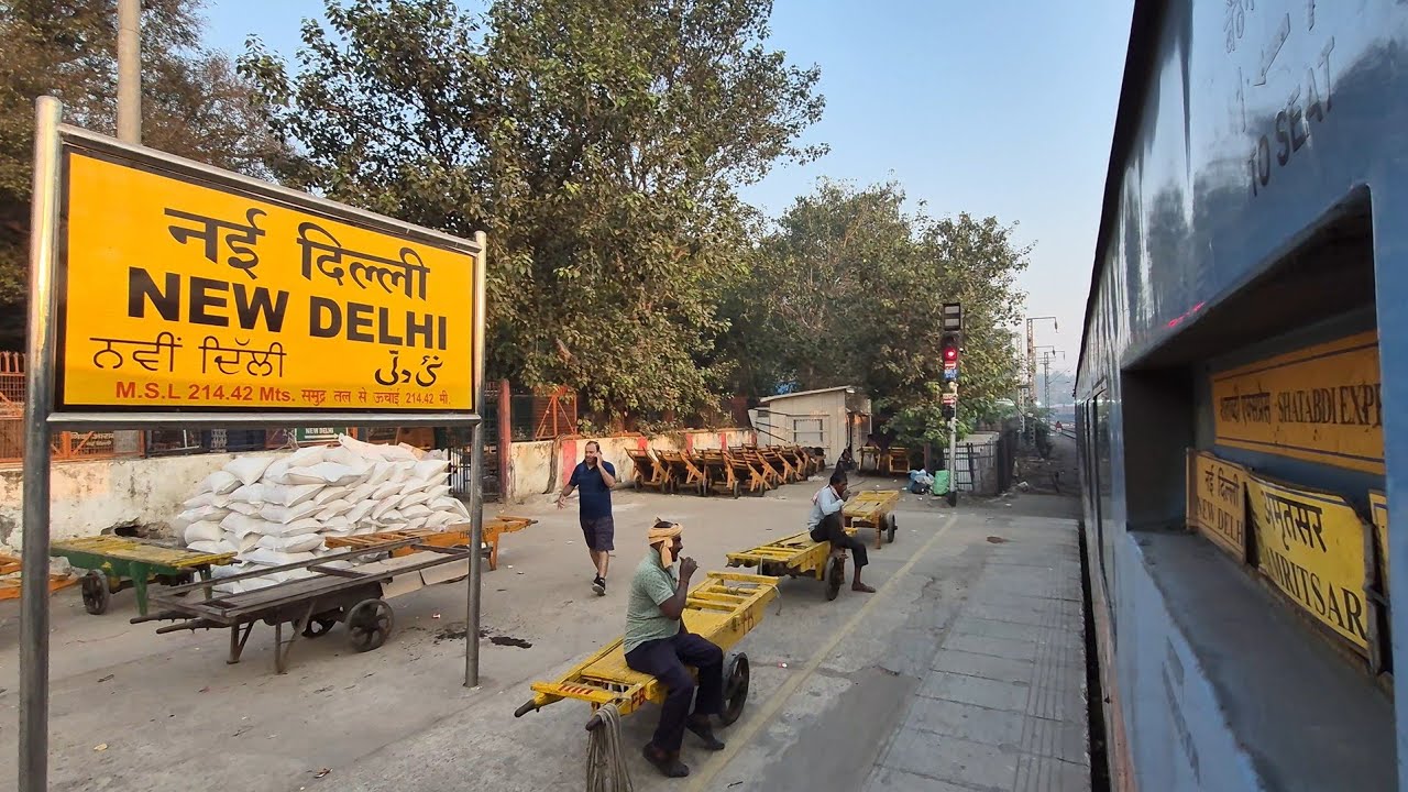 नई दिल्ली से निकलकर खूबसूरती से गोल घूमते हुए निकली अमृतसर स्वर्ण शताब्दी एक्स्प्रेस।