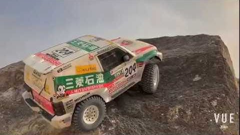 Axial SCX10 II with Mitsubishi  PAJERO body bashing