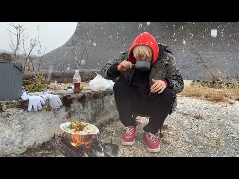 【雪日のソロキャンプ】珍しく豊橋に雪が降ったのでもつ鍋と〆麺で優勝してきた