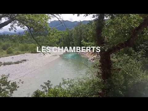 Vidéo: «Chalet blanc» moderne au Canada avec une vue panoramique sur la rivière