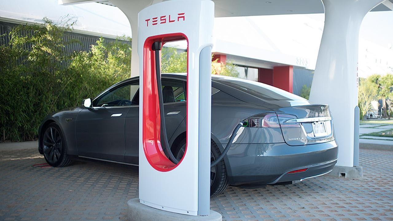 Tesla Q1 Meets Street on Sales, Loses Less Than Expected