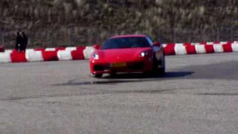 Slappe lach bij driftende Ferrari F430...!
