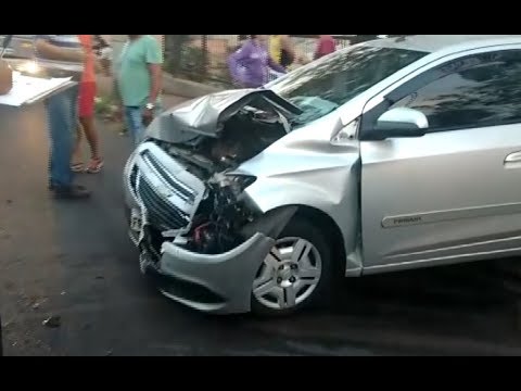 Colisão frontal deixa três pessoas feridas