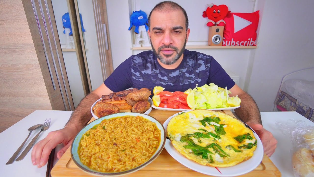 وجبة سحور رمضاني اومليت وكبة ومشاوي وصوصج ونودلز وسلطة Mukbang Eating Show