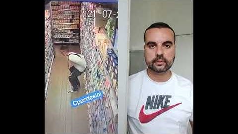 Un homme qui chie dans un magasin
