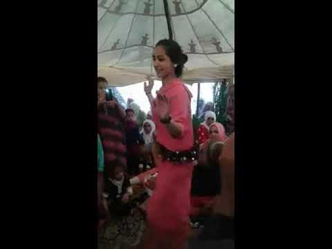 يا سلام على رقص مولات الجلابة الحمراء التي أدهشت الجمهور بجمالها ورقصها على أنغام الغيطة الشعبية