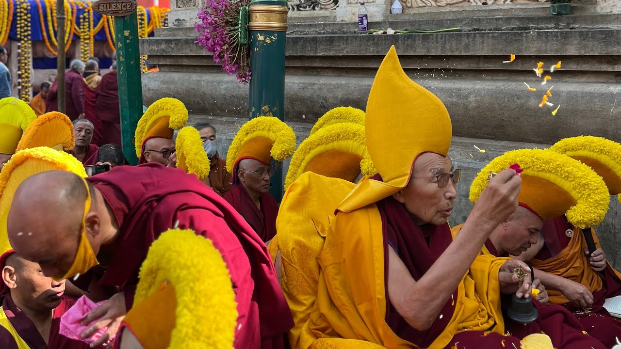  བླ་མ་མཆོད་པའི་ཚོགས་མཆོད་འབུལ་གནང་མཛད་པ།Making offerings of the accumulations at  the Bodhi Tree”