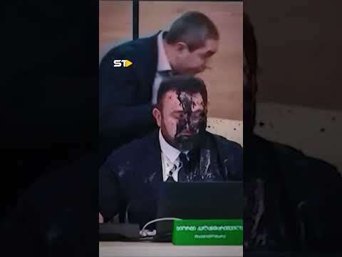 باغته أمام الجميع برشقة طلاء على وجهه حادثة غريبة لرئيس لجنة الانتخابات في جورجيا 