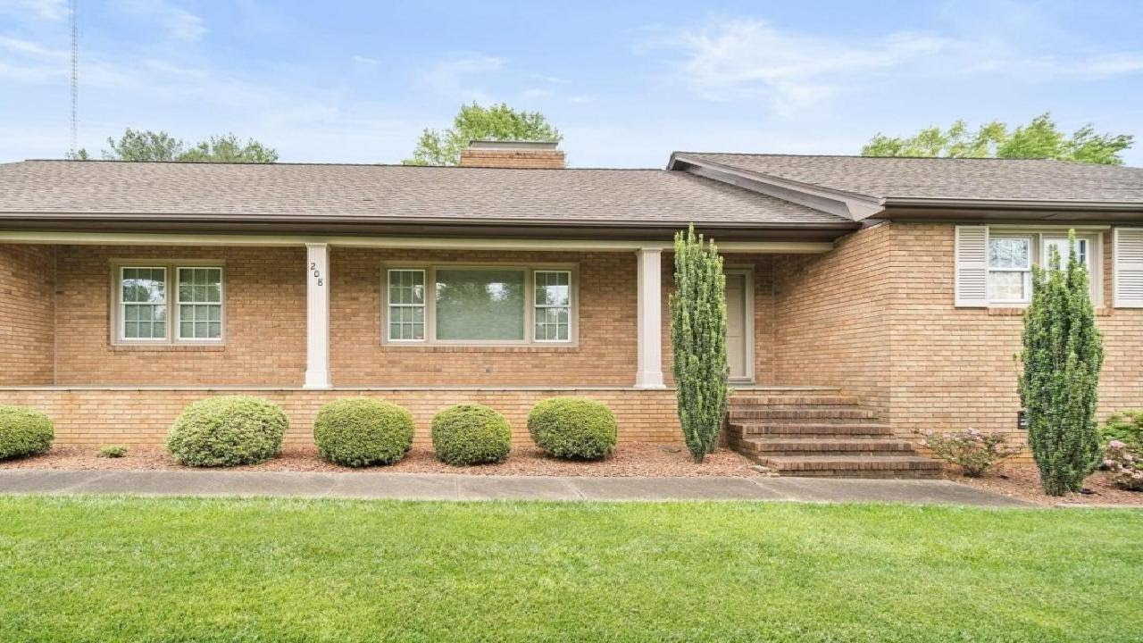 208 Signal Hill Drive, Statesville, NC Presented by Carolyn Horne