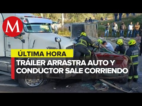 Tráiler de carga choca con un automóvil en autopista México-Querétaro