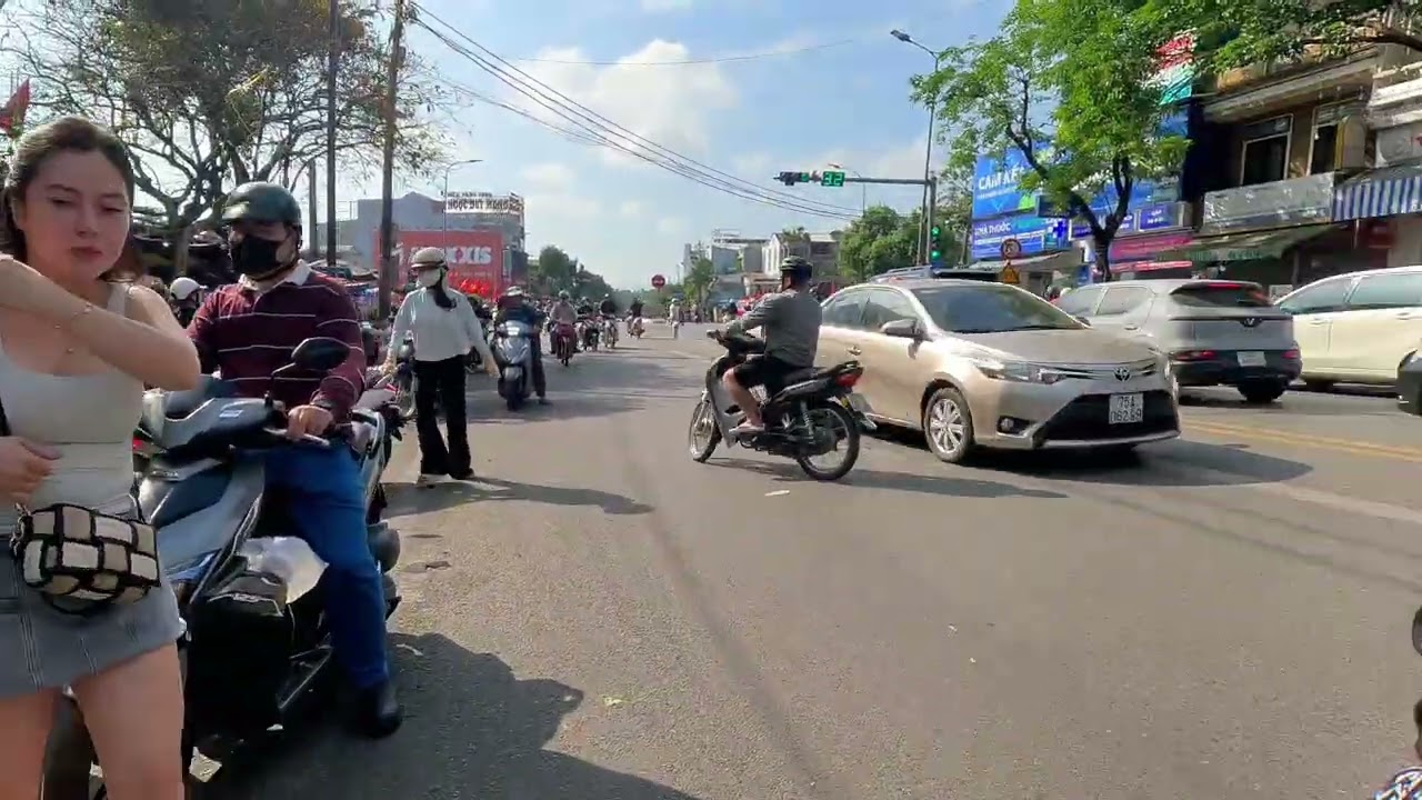 HUẾ TRƯA 30 TẾT CHỢ AN CỰU BẾN NGỰ NGẬP TRỜI HÀNG HOÁ NGƯỜI ĐI