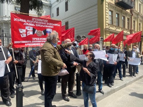 ლობიო და საქსოვი ძაფი პრეზიდენტ სალომე ზურაბისათვის