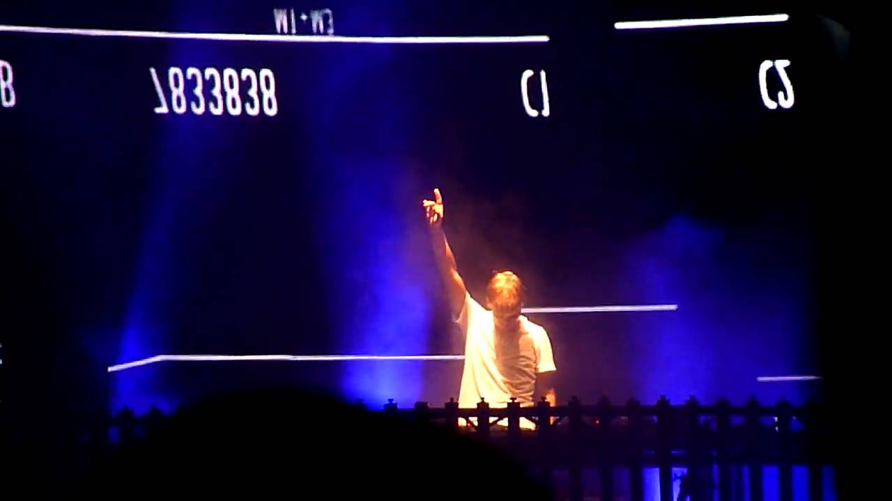 Armin van Buuren @ Cacao Beach 2010 ( Gareth Emery feat. Lucy Saunders - Sanctuary )