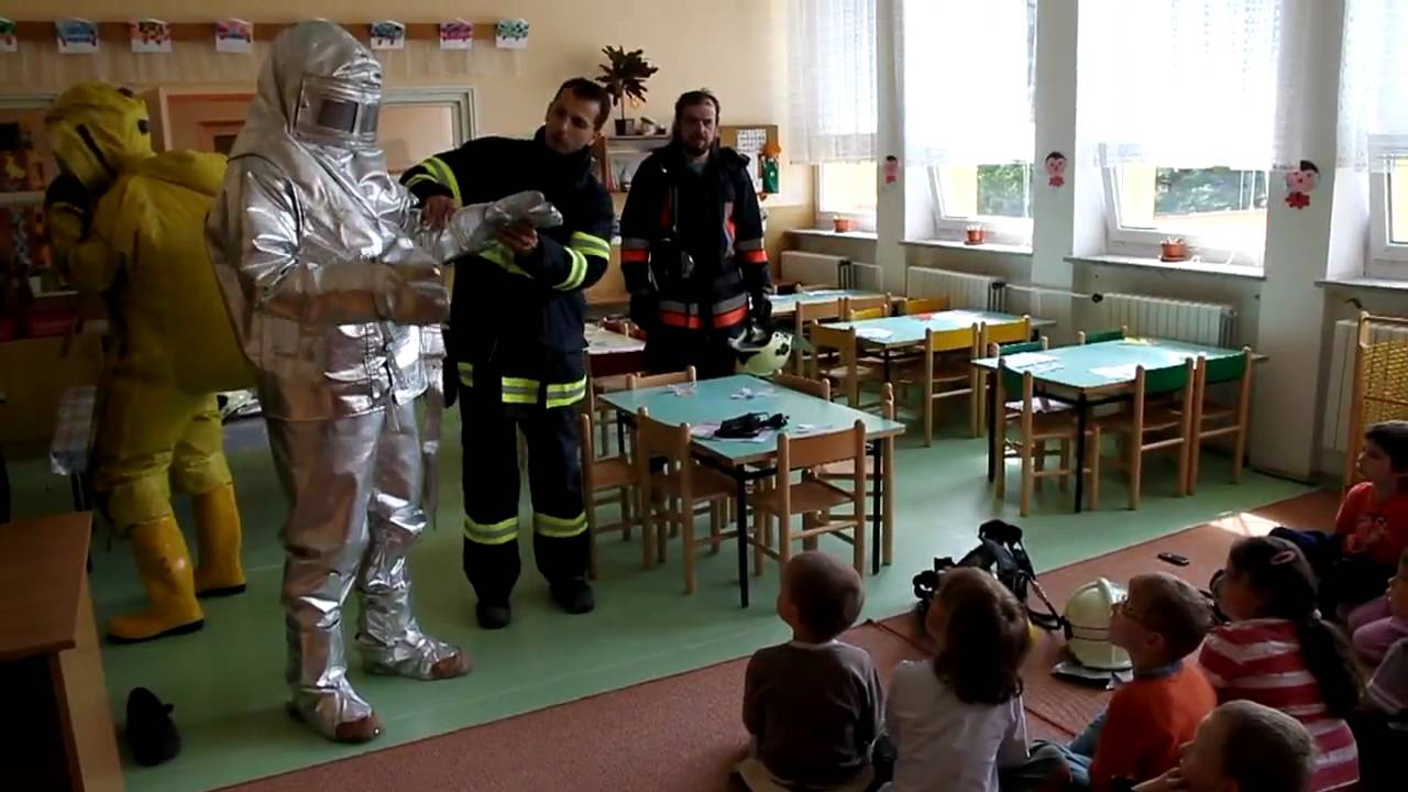Hasič Ivan Kotačka vysvětluje práci hasičů v mateřské školce