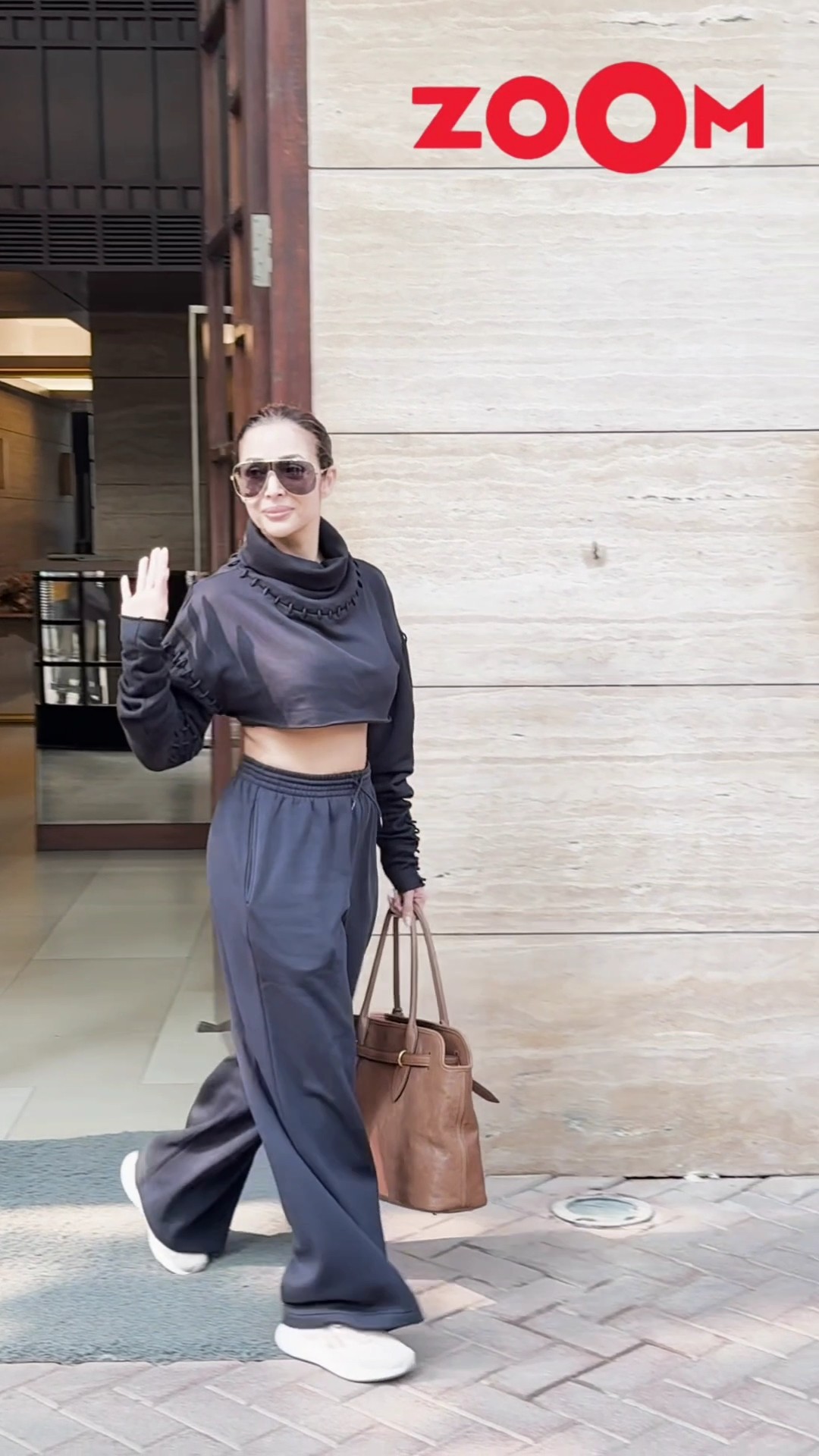 Malaika Arora WAVES at paps; RUSHES inside her car ? #malaikaarora #shorts