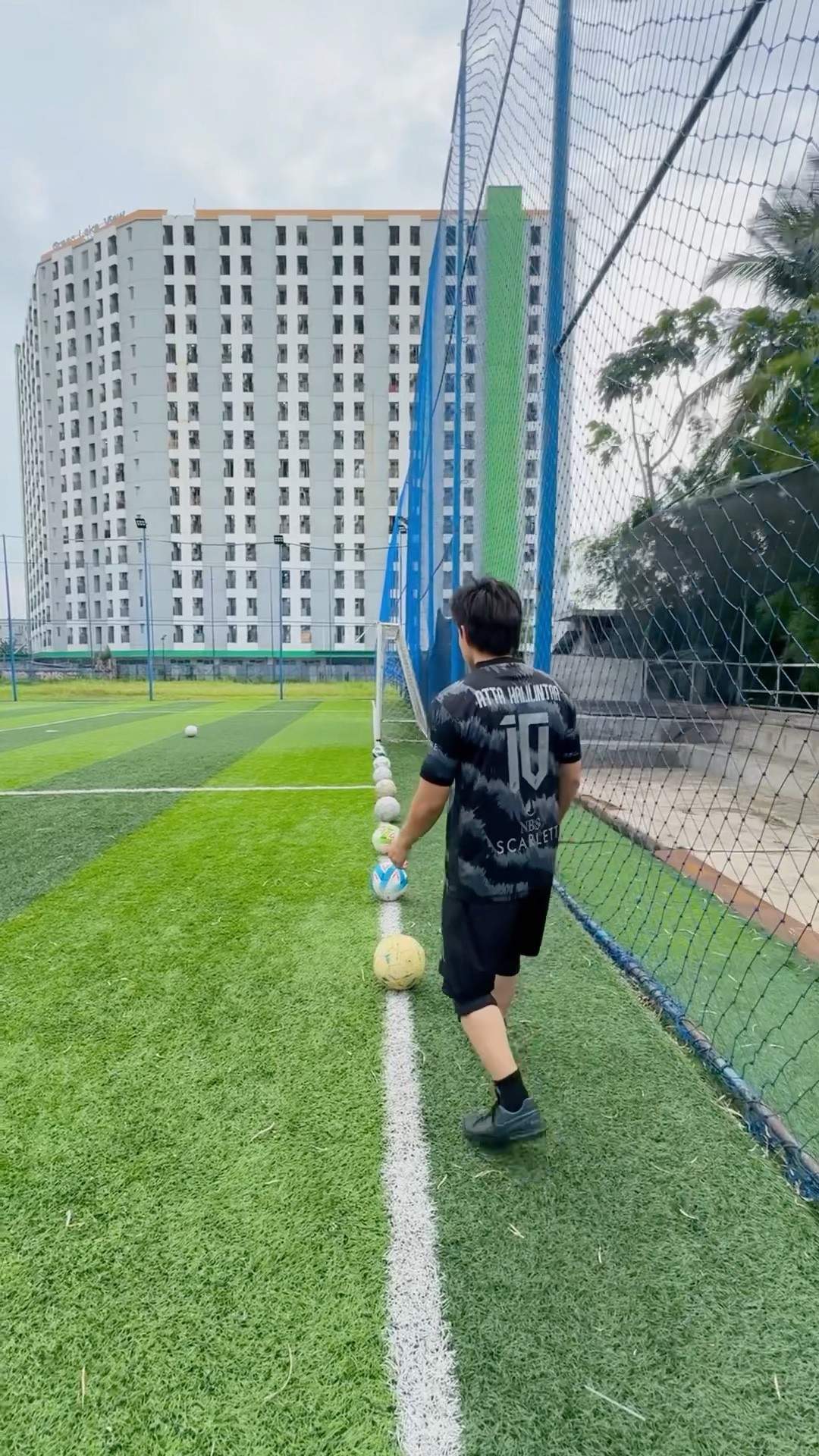 Challenge tendang 10 bola, coba tebak skor!! kirakira aku challenge apa lagi ya?