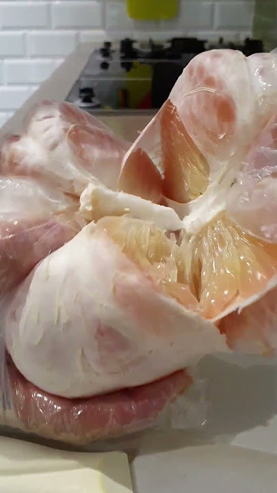 Cut pomelo pull it in haft #ofwhongkong #highlights #followers #shorts #newcomerapplicants #fruit