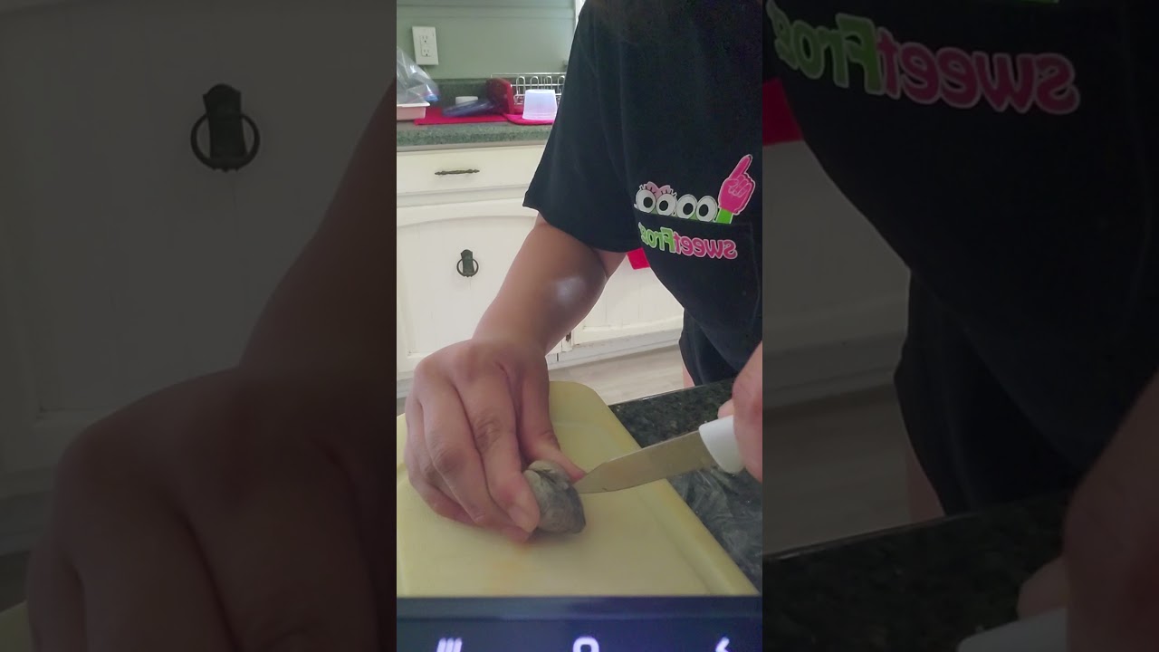 how to shuck clams - YouTube