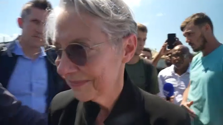 Elisabeth Borne face à deux enseignants à Mayotte,