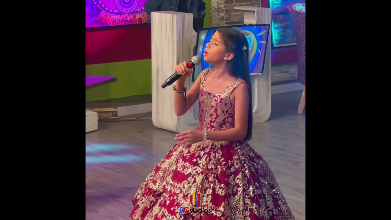 Katherine “La Aguilita” cantando en programa de televisión en Guatemala