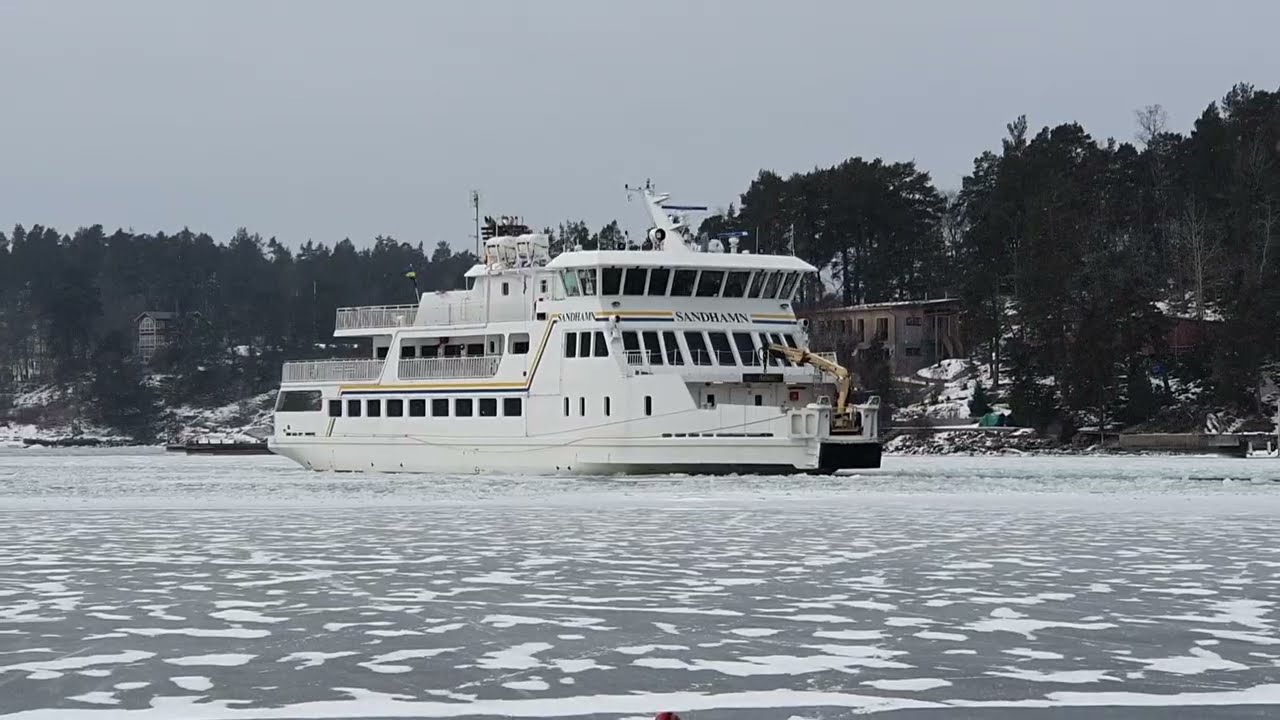 Sandhamn plöjer genom is i Lindalssundet 21/2 2026