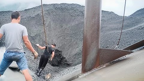 Barge unloading 4200 iron ore - 1 hour video - Part 1 - Vlog of work on barge