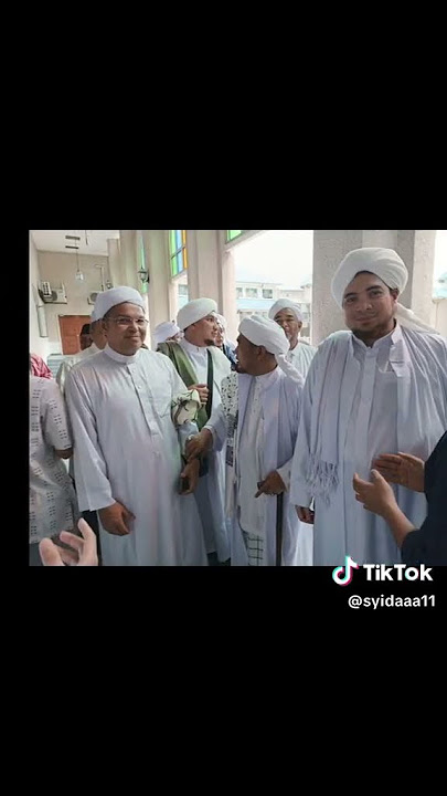 Syeikh abu zaki memberi hadiah kepada Habib Umar Bin Hafizd