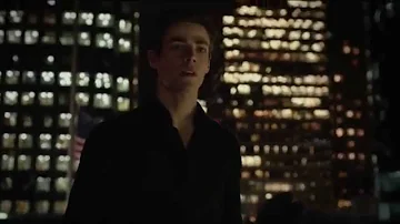 The Flash 1x1 Barry Allen goes to see Green Arrow