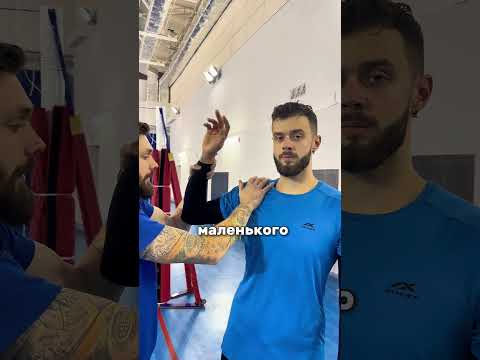 Из-за этого движения сразу сильно напрягаются мышцы плеча и отключается движение лопатки. #волейбол