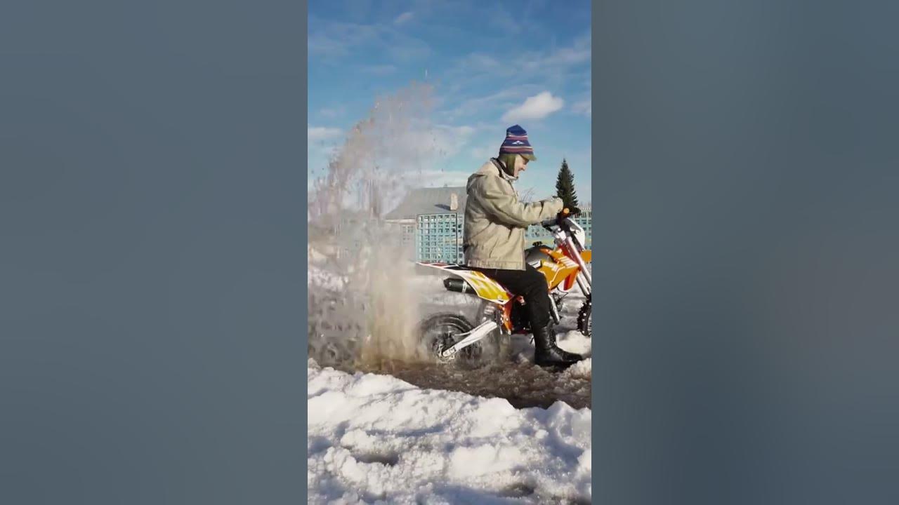 По грязи на питбайке