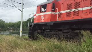 7602次貨物列車(回送冷平車廂x5)通過德高(二)平交道
