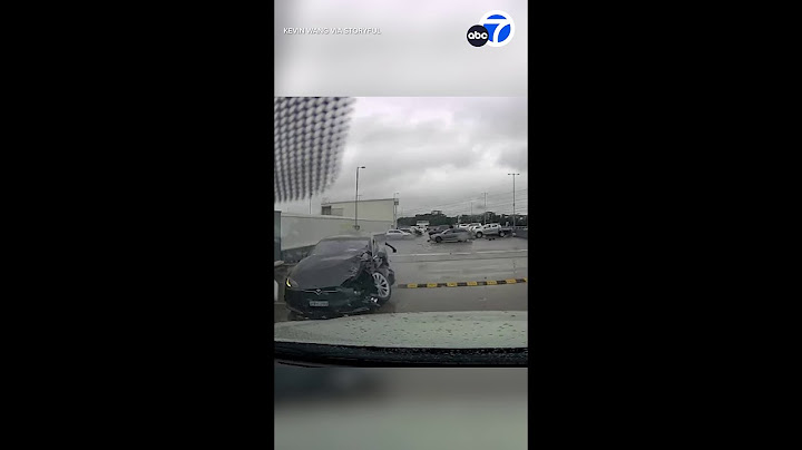 A szökött Tesla autónak ütközik, lehajt a garázs tetejéről