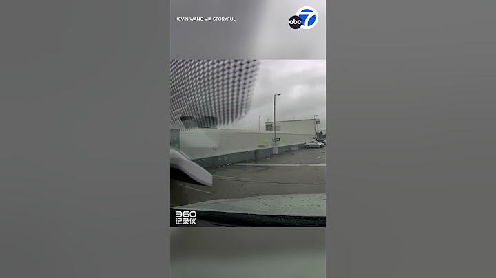 A szökött Tesla autónak ütközik, lehajt a garázs tetejéről