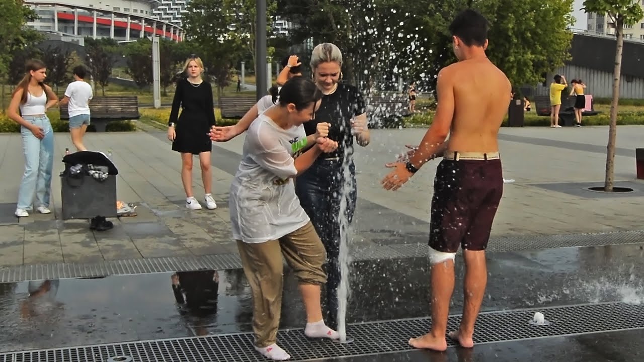 Girls and a fountain, or Wet jeans and T-shirts-2! / Девушки и фонтан, или Мокрые джинсы и майки-2!