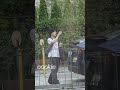 Hyunjin tomando fotos al cartel que celebra los 3000 días desde su debut es lo más tierno del mundo