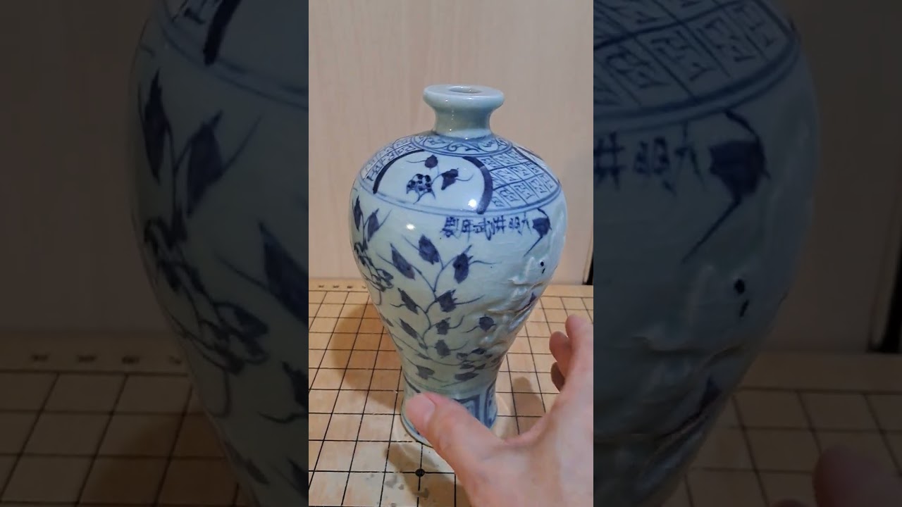 明代晚期青花纏枝花卉刻龍圖梅瓶（大明洪武年製）寄托款。澳門沐瓷樓
