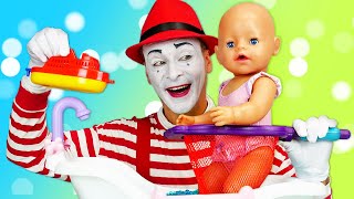 Кукла БЕБИ БОН купается в ванночке! - Смешные видео для детей. Весёлые игры дочки матери с Baby Born