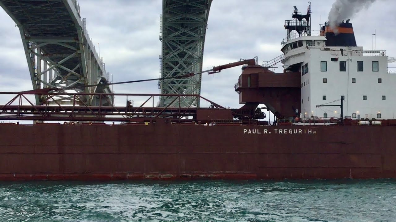 “QUEEN OF THE LAKES” PAUL R. TREGURTHA ENTERING PORT HURON, MI (DEC 7
